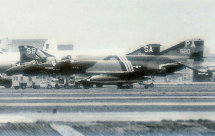 File:F-4C-640820-1ts-3tfw-clark-feb1975.jpg