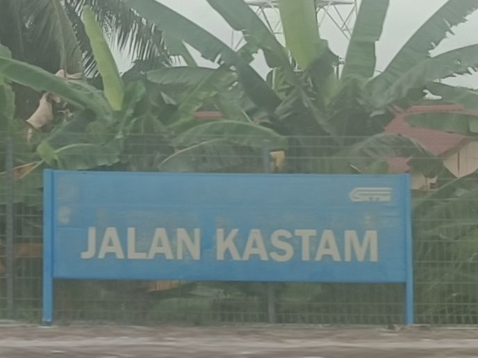 File:Jalan Kastam KTM Station signboard (220711) (cropped).jpg