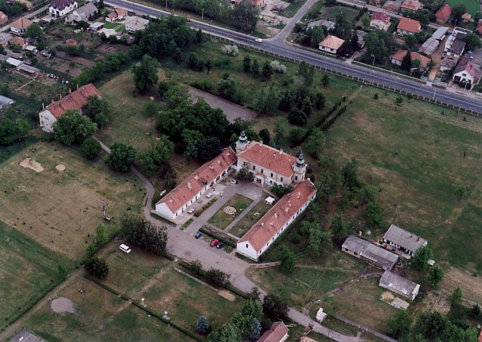 File:Pilis - Palace.jpg