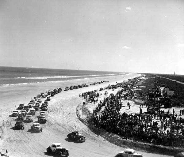 File:Racing at Daytona Beach, Florida (9159397182).jpg