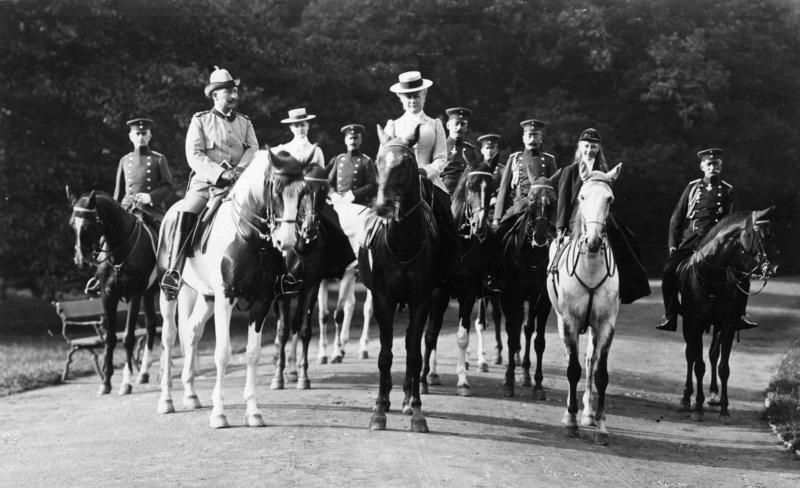 File:Bundesarchiv Bild 146-2002-009-10, Kaiserpaar bei Ausritt.jpg