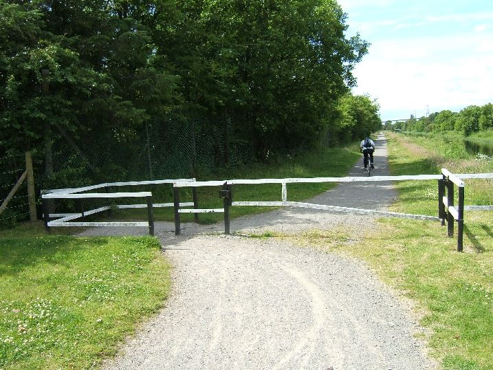 File:Forth and Clyde canal pathway 2.jpg