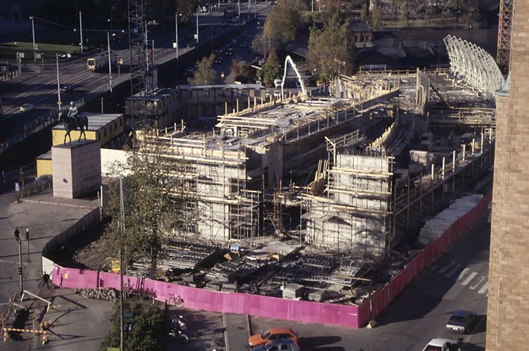 File:Kiasma construction site, 1996 (14300445731).jpg