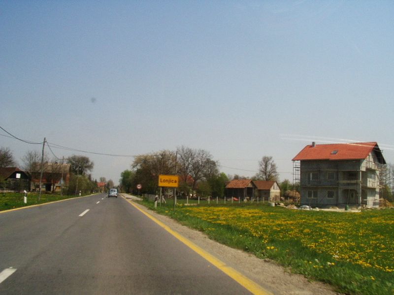 File:Lonjica - Entrance - panoramio.jpg