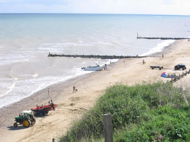 File:MundesleyBeachInSummer(StephenCraven)Aug2006.jpg