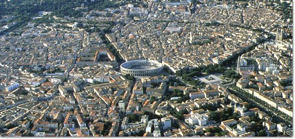 File:Nîmes, Centre ville.jpg