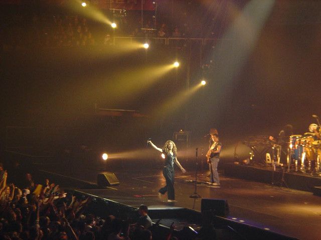 File:Shakira live 2007.jpg