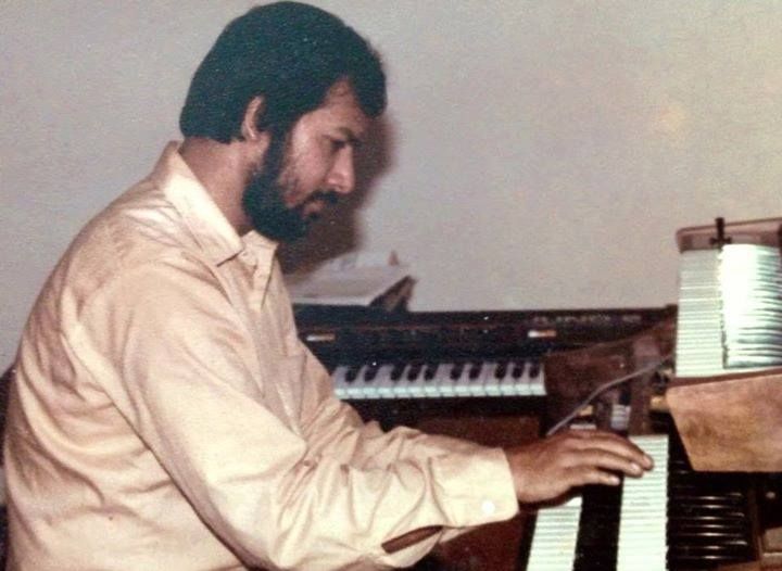 File:Kabir Suman playing organ.jpg