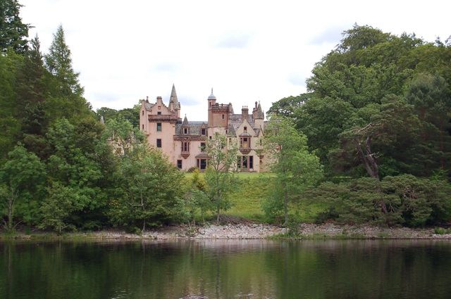 File:Aldourie Castle - geograph.org.uk - 488992.jpg