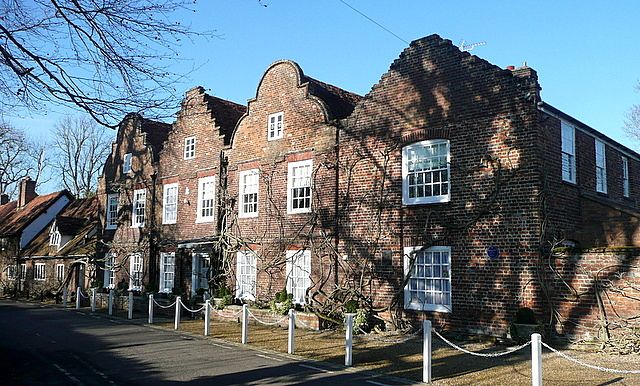 File:Hills House, Denham-geograph.org.uk-3434798.jpg