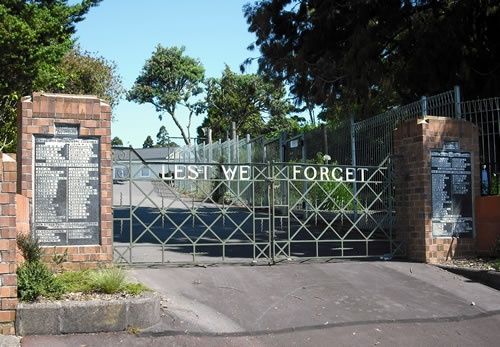 File:Oratia School War Memorial Gates.jpg