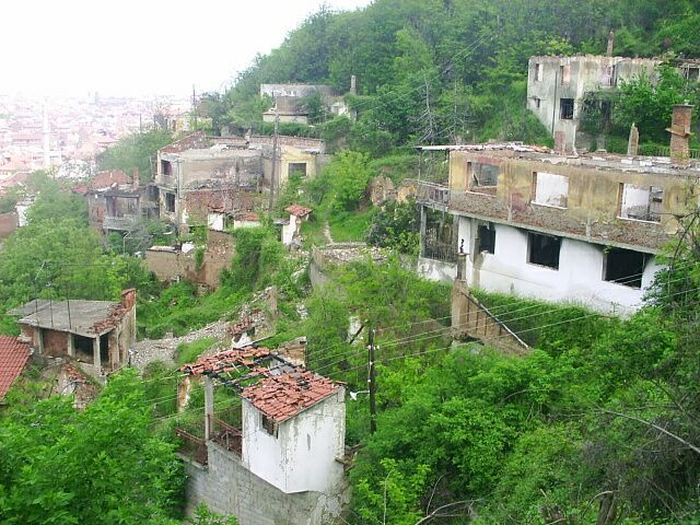 File:Prizren, poškozená srbská čtvrť.jpg