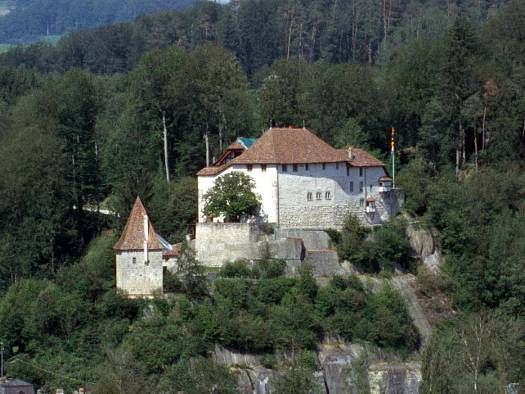 File:Schloss Laupen Südansicht.jpg