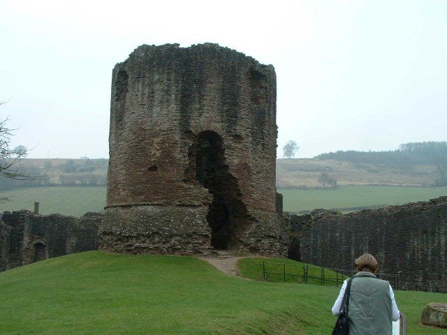 File:Skenfrith Castle - geograph.org.uk - 5922.jpg