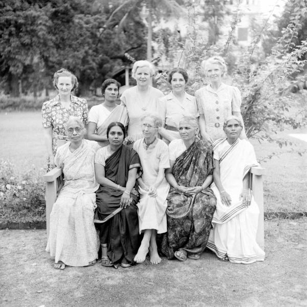 File:Teluguchristianwomenwithmissionaries.png