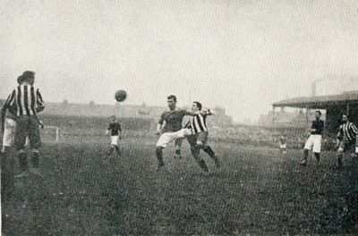 Woolwich Arsenal versus Newcastle United in 1906