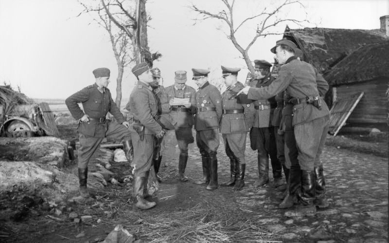 File:Bundesarchiv Bild 101I-280-1075-15A, Russland, Kaminski mit Polizeioffizieren.jpg