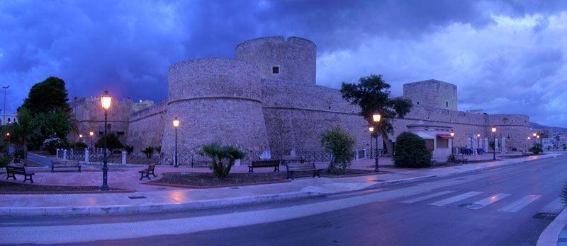 File:Manfredonia e il suo castello Svevo Angioino.jpg