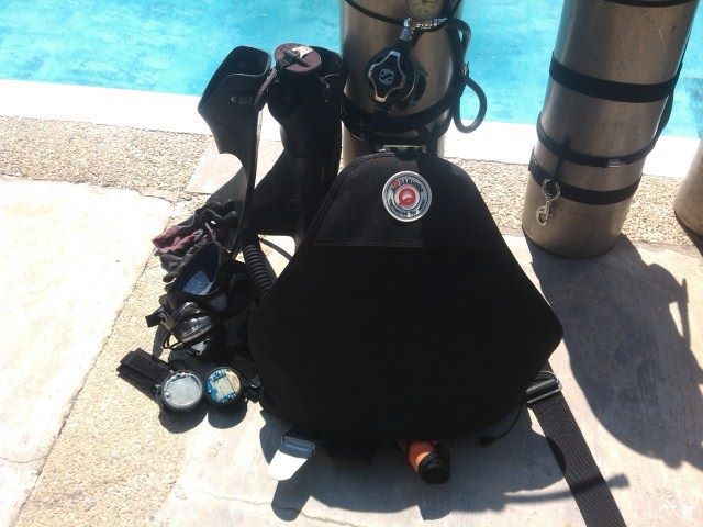 File:Aquamundo Sidemount Diving BCD - triangle wing.jpg