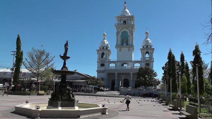 File:Catedral de Zacatecoluca y Fuente.png