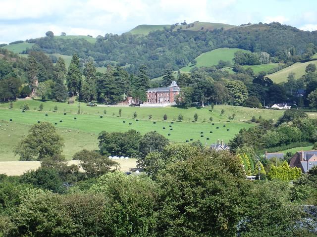 File:Cyfronydd Hall - geograph.org.uk - 629952.jpg