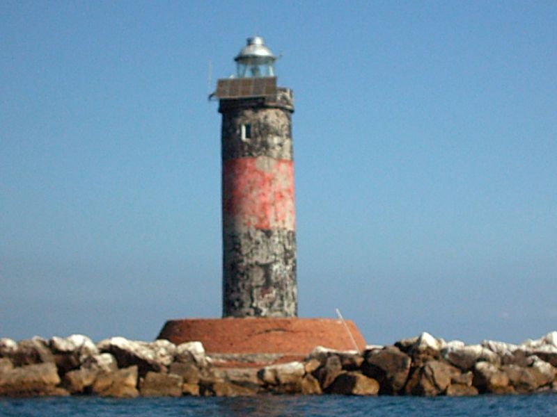 File:Faro-di-vada-visto-da-vicino.jpg