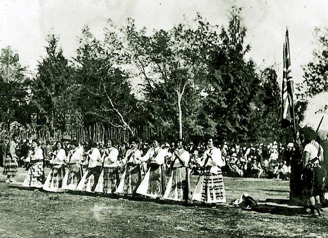 File:Maori women dancing (cropped).jpg