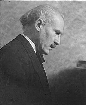 File:Portrait photograph of Arturo Toscanini.jpg