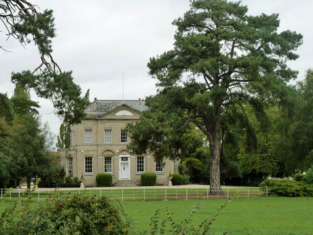 File:Barnston Lodge (geograph 2592197).jpg