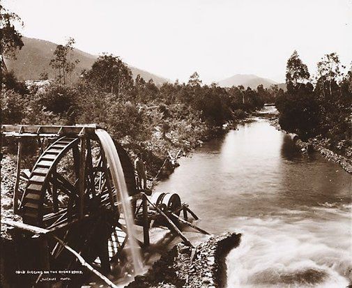 File:Gold digging on the Ovens River.jpg