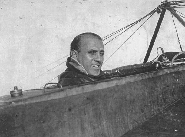 File:Jorge Newbery - en su avión.jpg