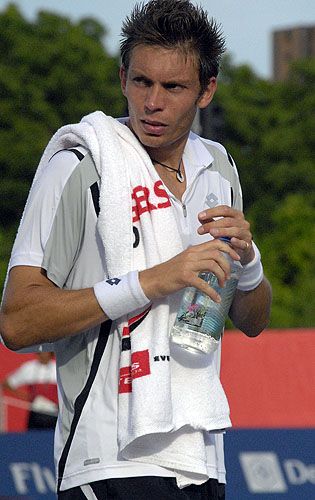 File:Nicolas Mahut at the 2008 Rogers Cup2.jpg