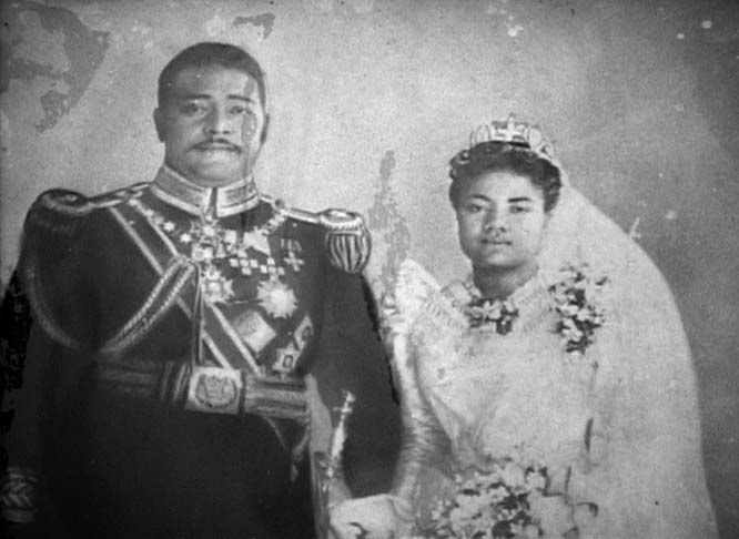 File:Tupou II and Lavinia Veiongo.jpg