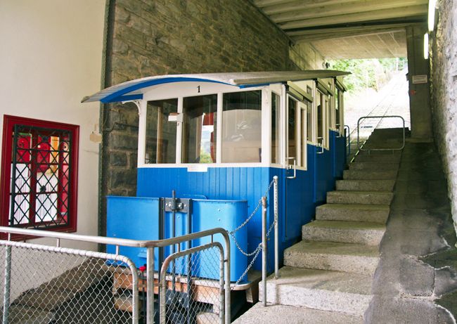 File:100804 Sonnenbergbahn-im-Bahnhof.jpg