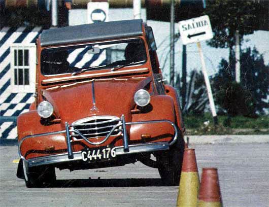 File:Citroen 3cv test en pista.jpg