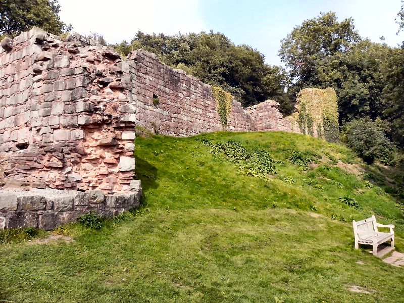 File:Inner bailey wall, Beeston Castle.jpg