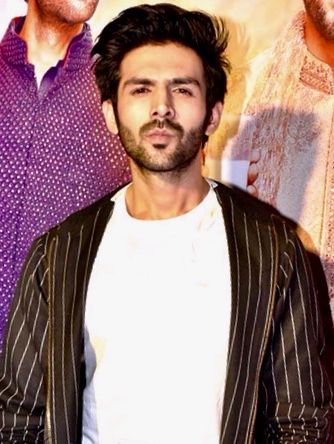 File:Kartik Aaryan at SKTKS success party.jpg