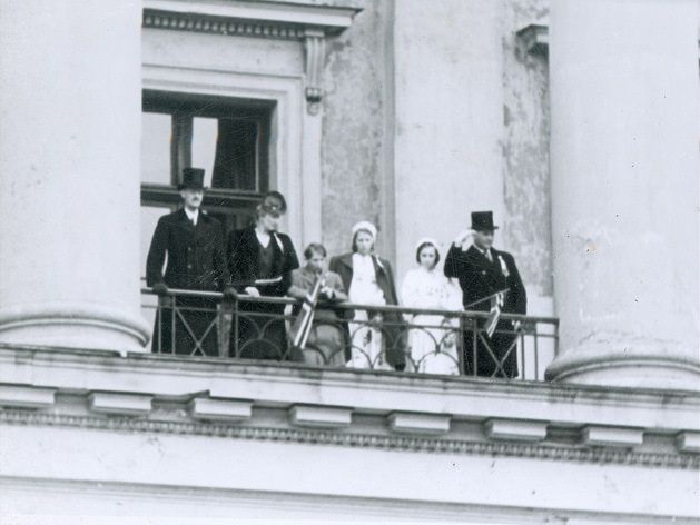 File:Kongefamilien på Slottsbalkongen 17. mai 1946.jpg