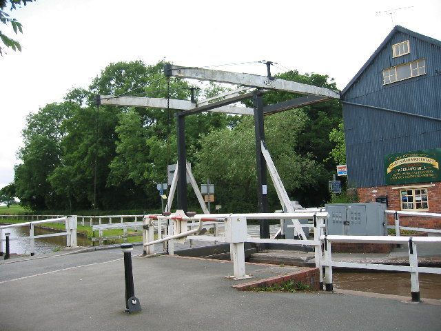 File:Wrenbury Bridge - geograph.org.uk - 21365.jpg