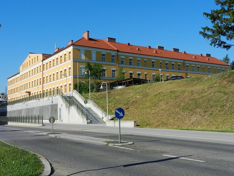 File:Arbeiterwohnhaus in der Dreherstraße in Schwechat.jpg