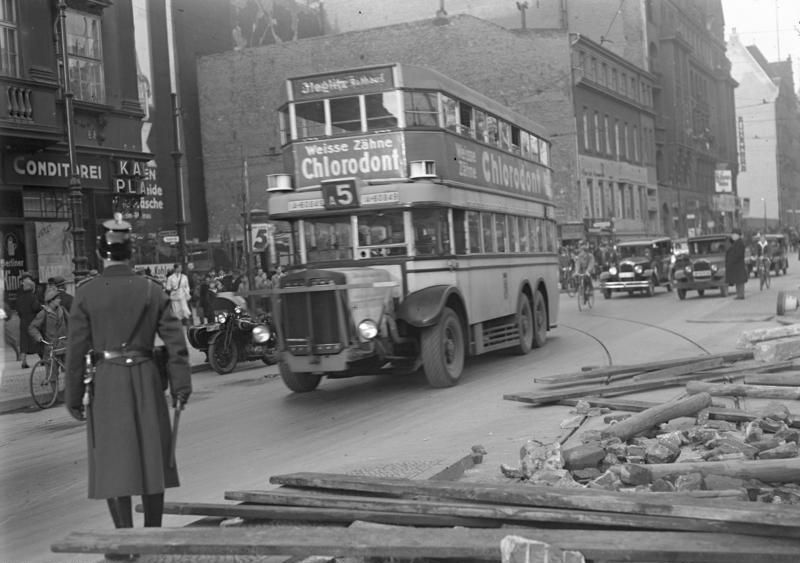 File:Bundesarchiv Bild 102-13995, Berlin, BVG-Streik, Barrikaden.jpg