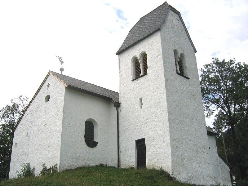 File:Petersberg Kirche-1.jpg