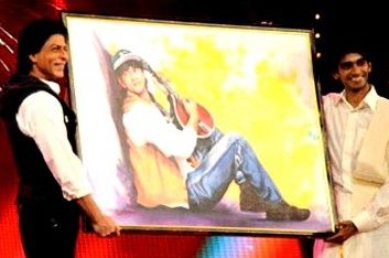 File:SRK holding painting of DDLJ.jpg