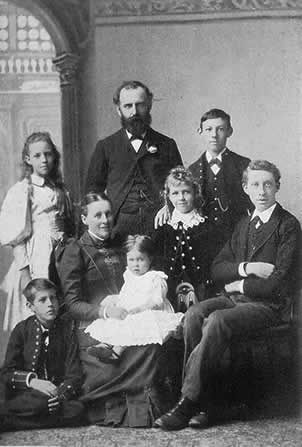 File:Stead family.jpg