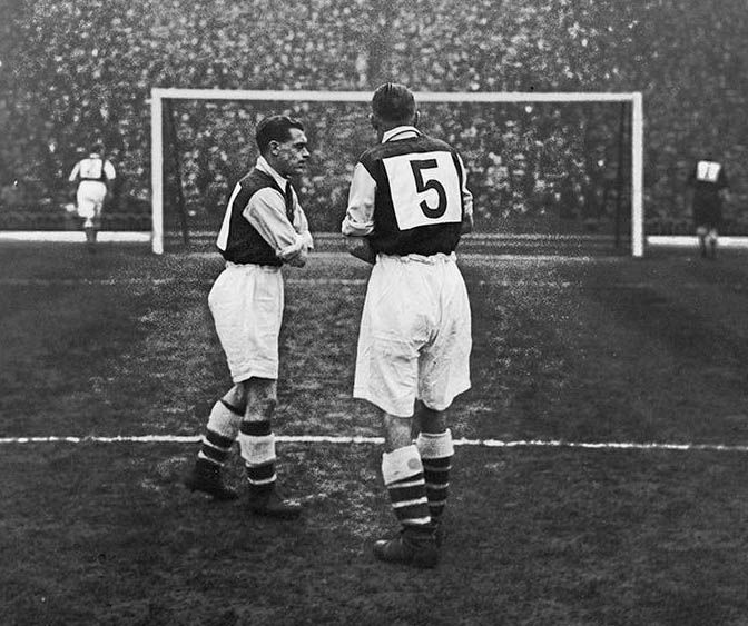 File:Arsenal fc wear numbered shirts 1933.jpg