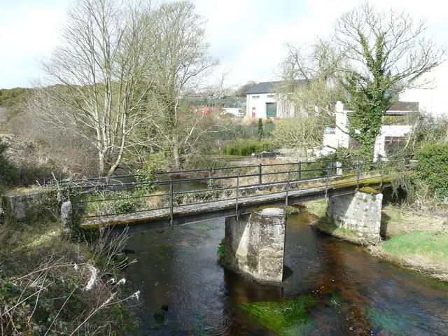 File:Disused footbridge - geograph.org.uk - 708062.jpg