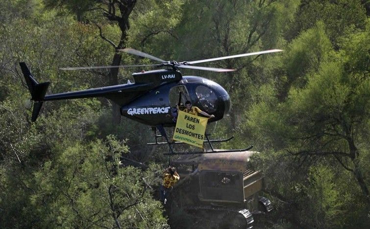 File:Greenpeacehelicopter-Chaco.jpg