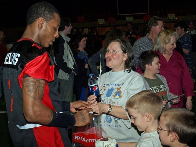 File:Maurice Williams, wide receiver, meeting fans.jpg