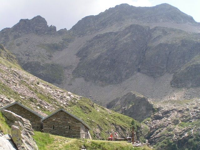 File:Rifugio d'Örz.JPG