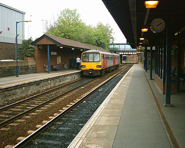 File:Rotherham Central Station 06-05-04.jpg